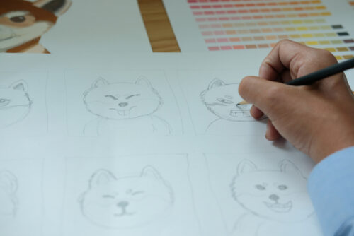 iemand die aan het tekenen is op papier en dezelfde tekening opnieuw aan het maken is