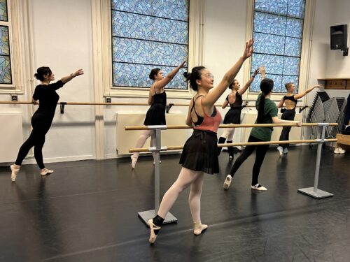 vrouwen die ballet aan het oefenen zijn